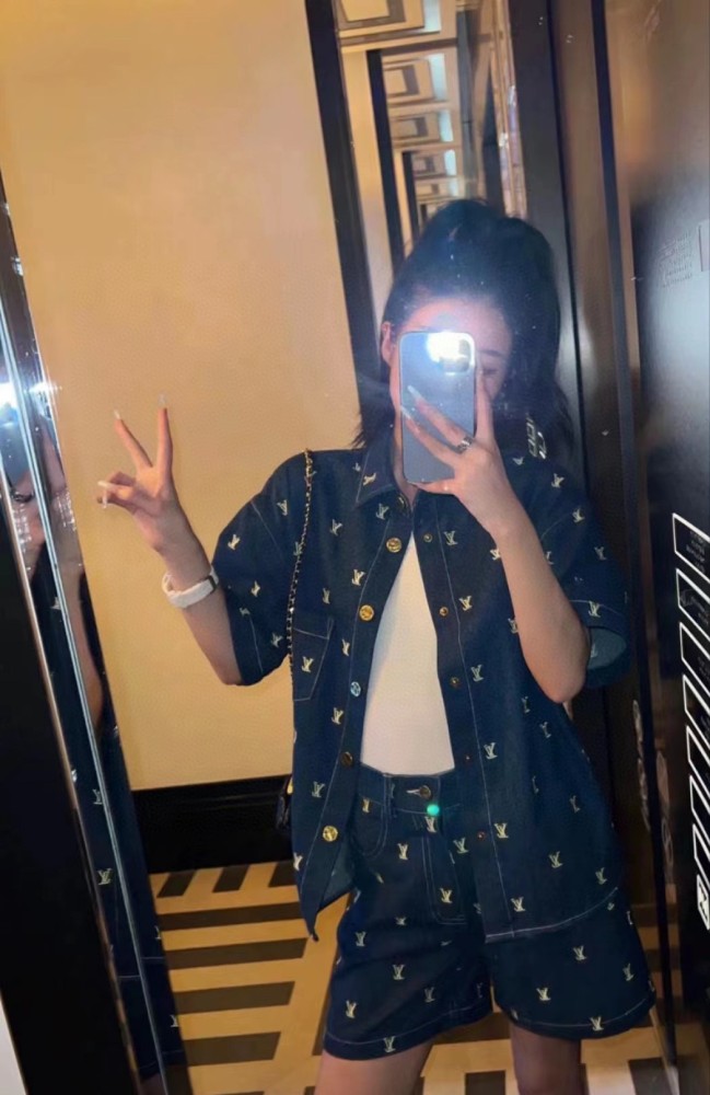 Clothes LOUIS VUITTON 858