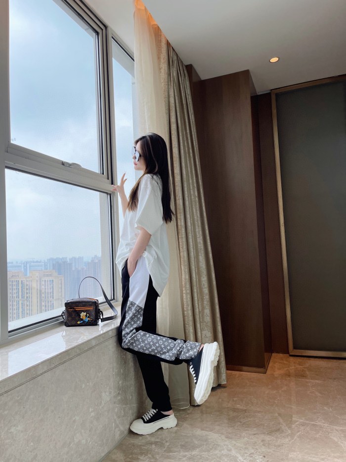 Clothes LOUIS VUITTON 854