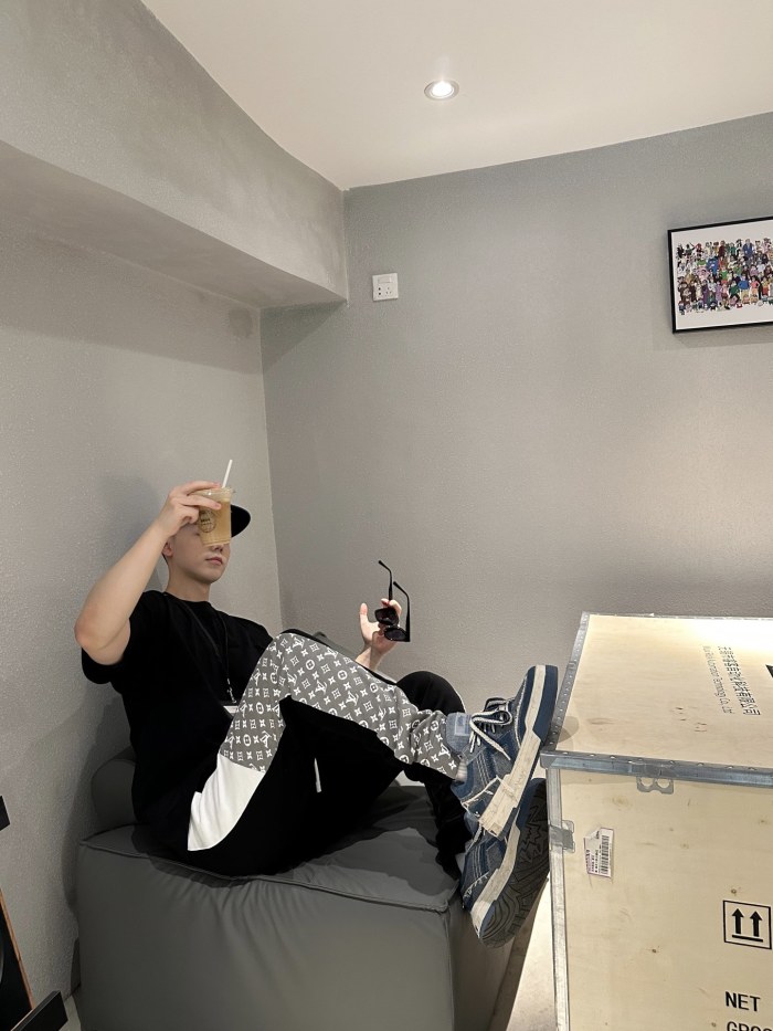 Clothes LOUIS VUITTON 854