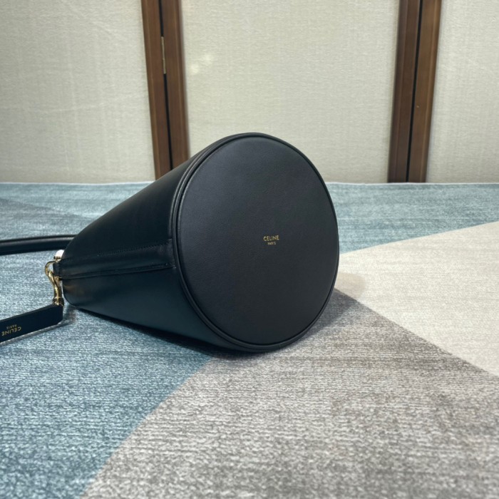 Handbags Celine TEEN BUCKET 16 197573 16 X 18 X 16 cm