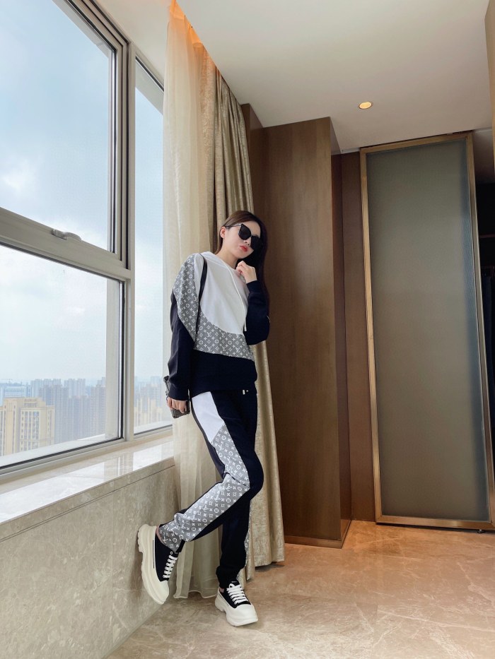 Clothes LOUIS VUITTON 854