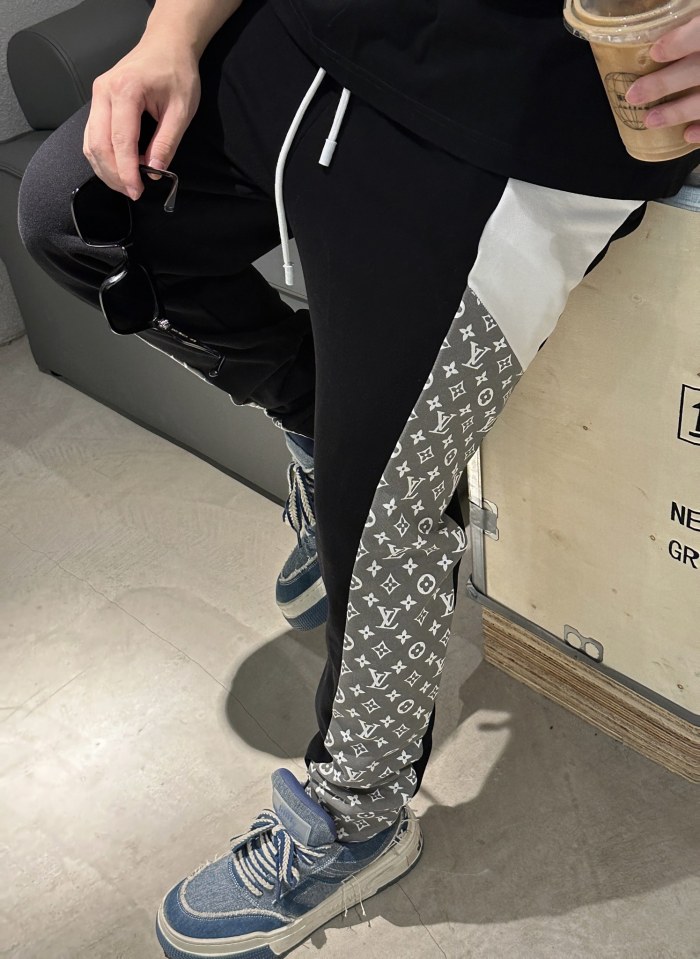 Clothes LOUIS VUITTON 854