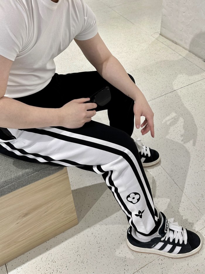 Clothes LOUIS VUITTON 853