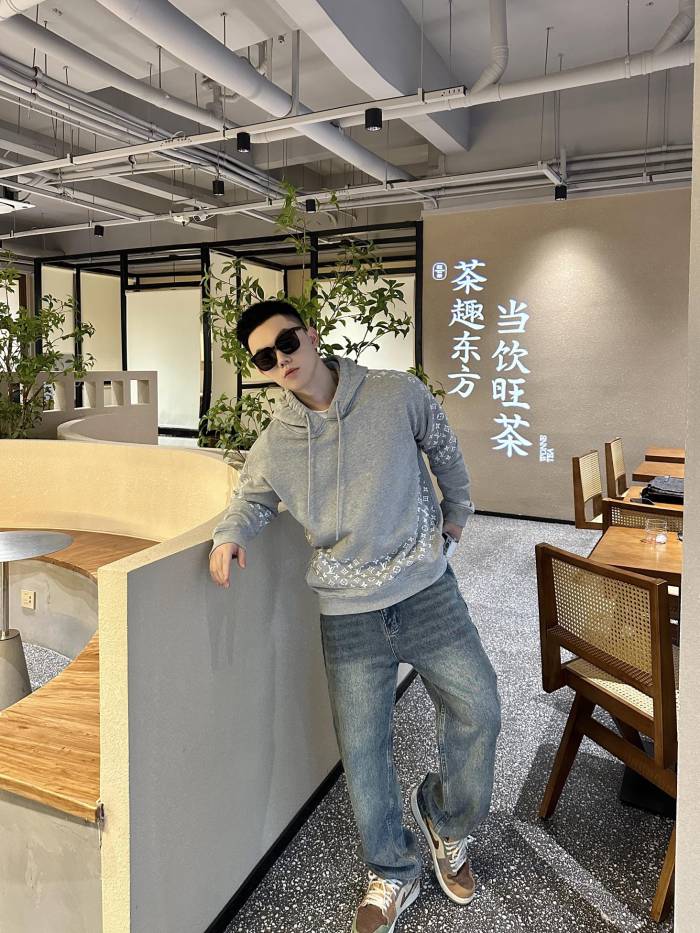 Clothes LOUIS VUITTON 869