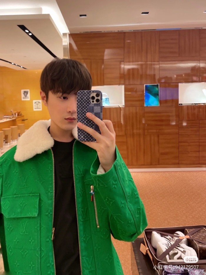 Clothes LOUIS VUITTON 862