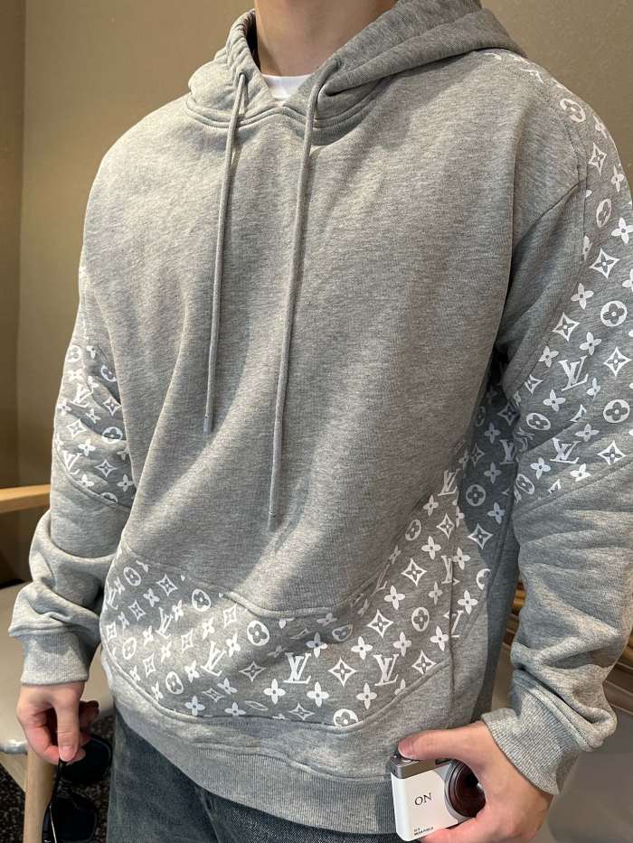 Clothes LOUIS VUITTON 869