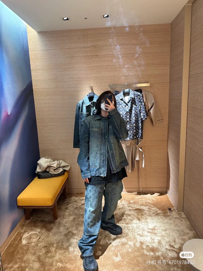 Clothes LOUIS VUITTON 870