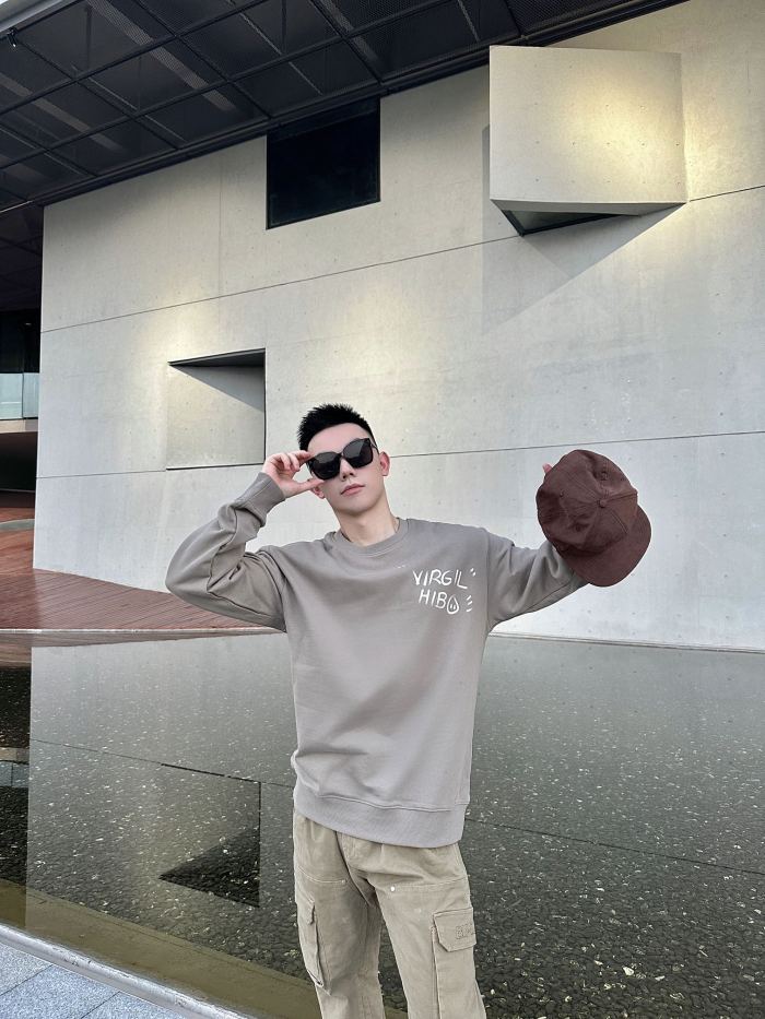 Clothes LOUIS VUITTON 885