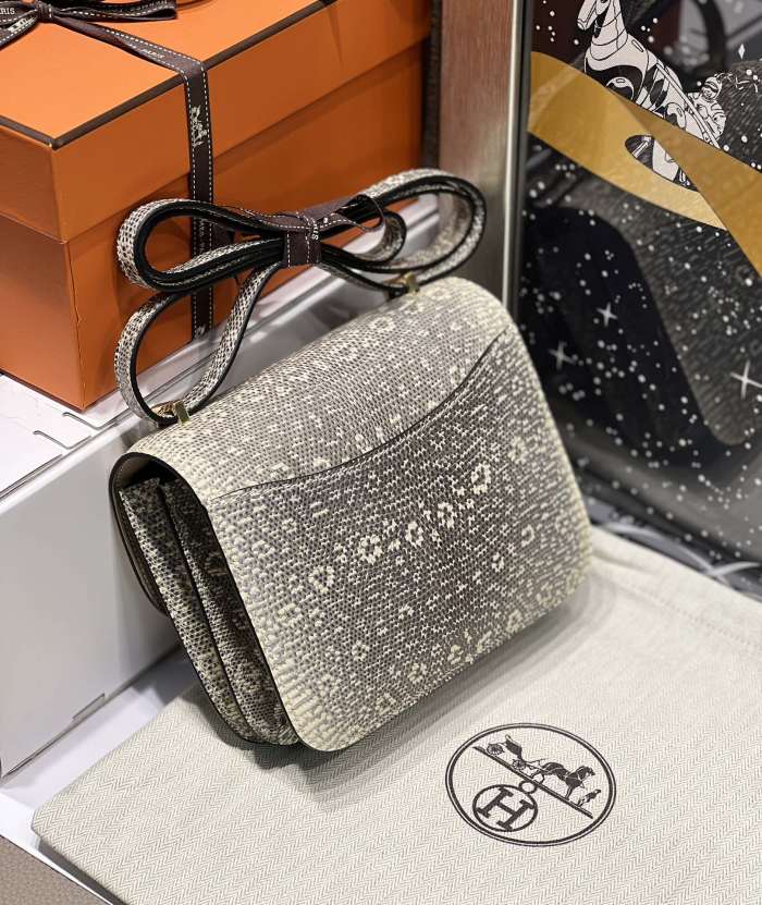 Handbags Hermes Constance size:19 cm