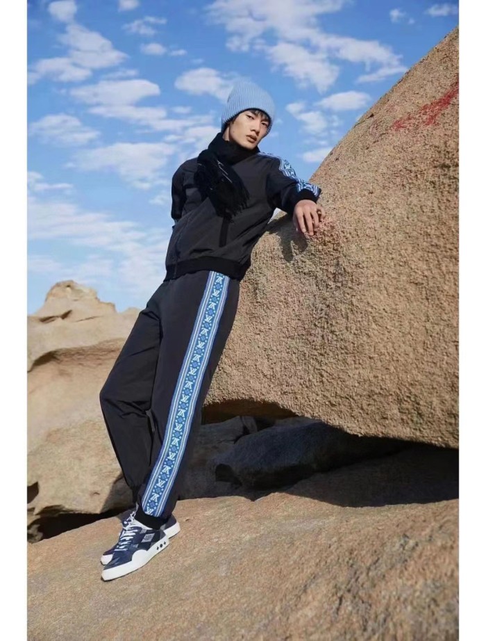 Clothes LOUIS VUITTON 892