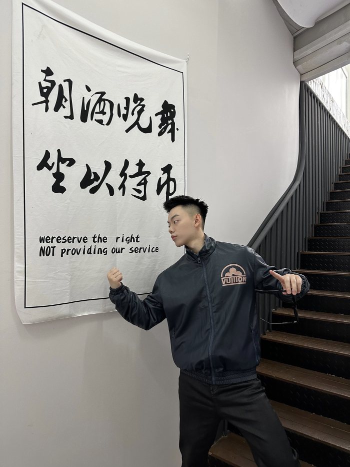 Clothes LOUIS VUITTON 896