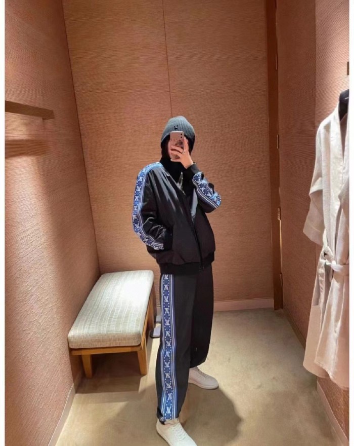 Clothes LOUIS VUITTON 891