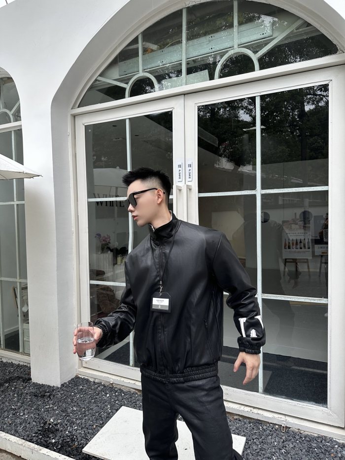 Clothes LOUIS VUITTON 895