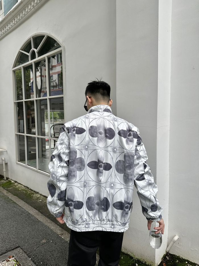 Clothes LOUIS VUITTON 895