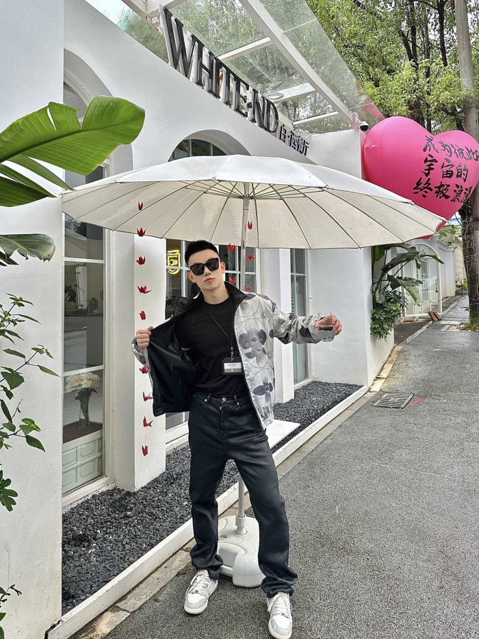 Clothes LOUIS VUITTON 895