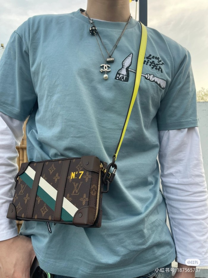 Clothes LOUIS VUITTON 906