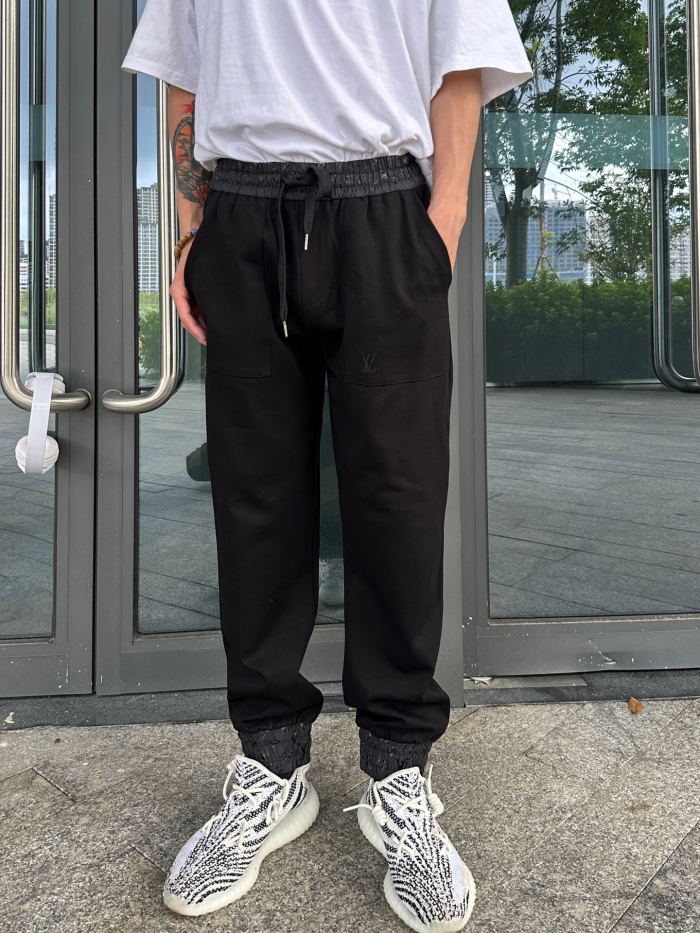 Clothes LOUIS VUITTON 902