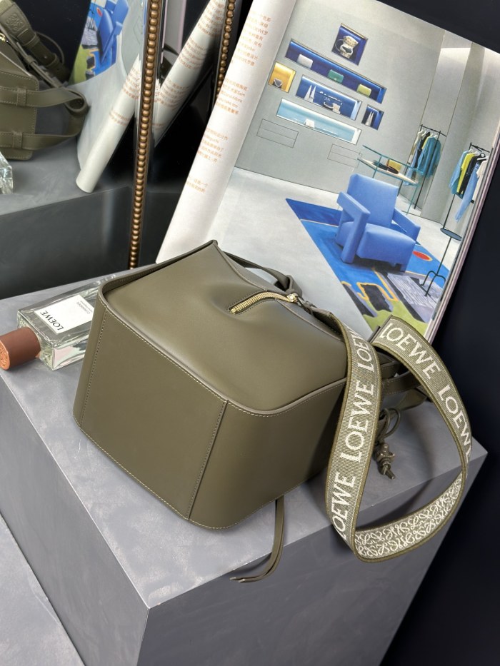 Handbags LOEWE 𝘏𝘢𝘮𝘮𝘰𝘤𝘬 size:20.8-19.5-14.5 cm