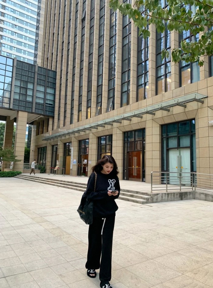 Clothes LOUIS VUITTON 912