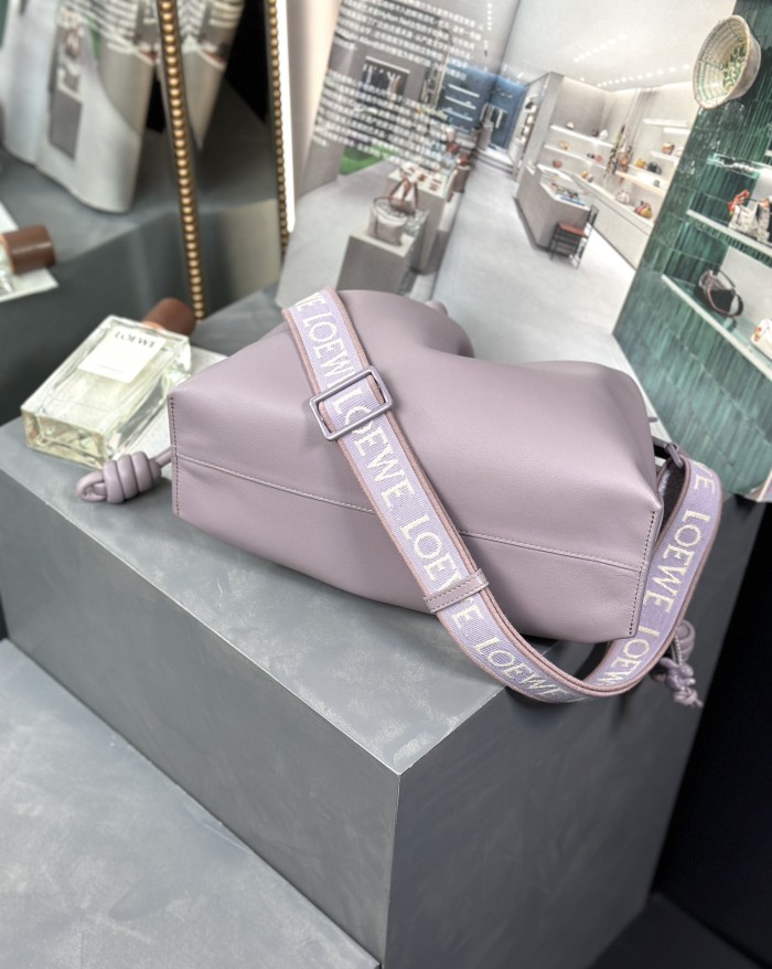 Handbags LOEWE 𝗟𝗼𝗲𝘄𝗼 𝗙𝗹𝗮𝗺𝗲𝗻𝗰𝗼 size:30-24.5-10.5 cm