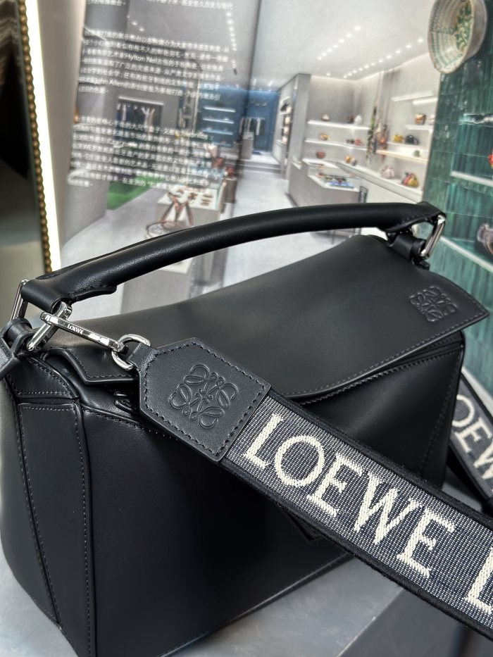 Handbags LOEWE 𝓟𝓾𝔃𝔃𝓵𝓮 size:24-16.5-10.5 cm