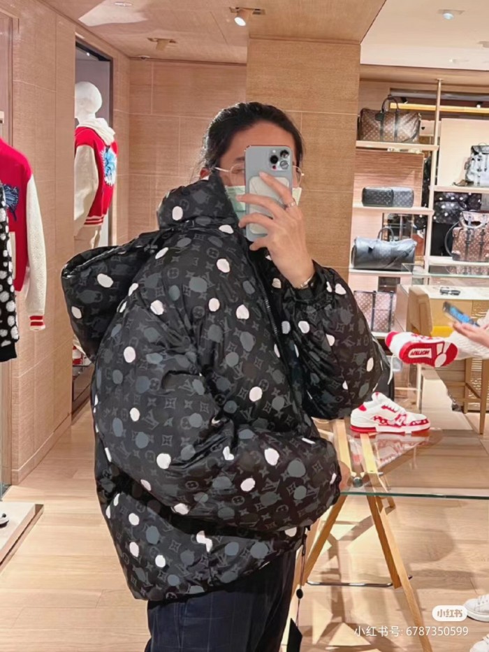 Clothes LOUIS VUITTON 907