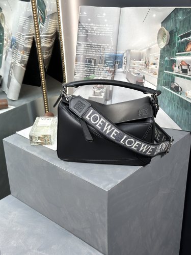 Handbags LOEWE 𝓟𝓾𝔃𝔃𝓵𝓮 size:24-16.5-10.5 cm