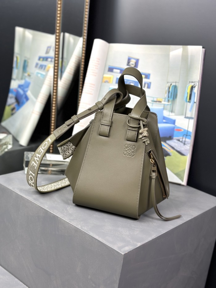 Handbags LOEWE 𝘏𝘢𝘮𝘮𝘰𝘤𝘬 size:20.8-19.5-14.5 cm