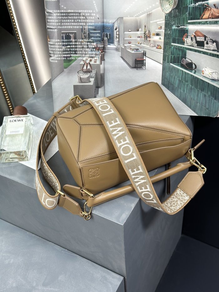 Handbags LOEWE 𝓟𝓾𝔃𝔃𝓵𝓮 size:24-16.5-10.5 cm