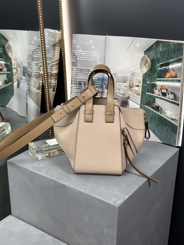 Handbags LOEWE 𝘏𝘢𝘮𝘮𝘰𝘤𝘬 size:20.8-19.5-14.5 cm