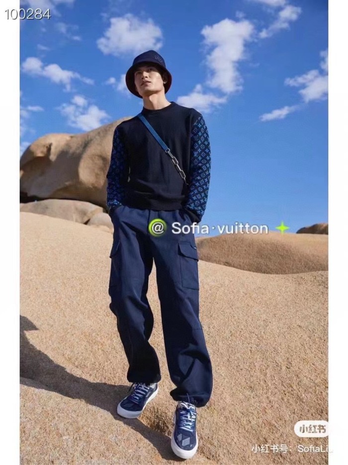 Clothes LOUIS VUITTON 909