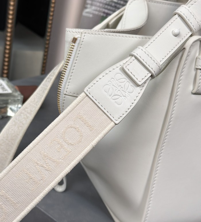 Handbags LOEWE 𝘏𝘢𝘮𝘮𝘰𝘤𝘬 size:20.8-19.5-14.5 cm