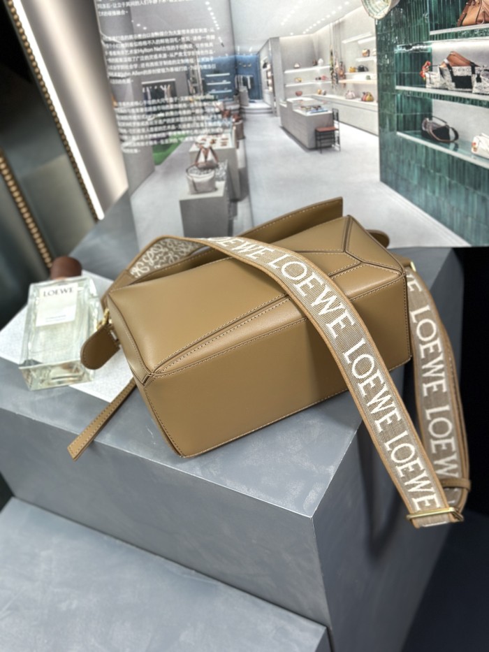 Handbags LOEWE 𝓟𝓾𝔃𝔃𝓵𝓮 size:24-16.5-10.5 cm