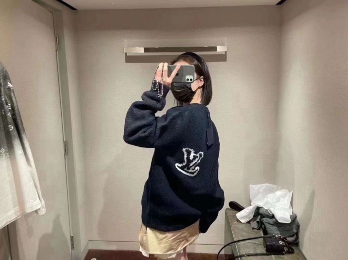 Clothes LOUIS VUITTON 912