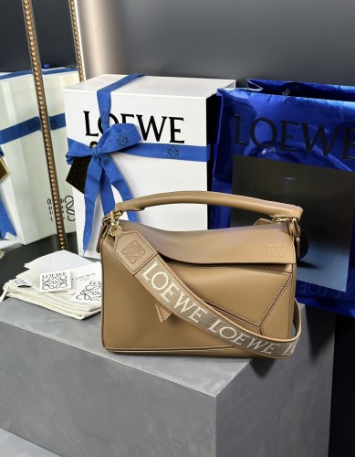 Handbags LOEWE 𝓟𝓾𝔃𝔃𝓵𝓮 size:24-16.5-10.5 cm