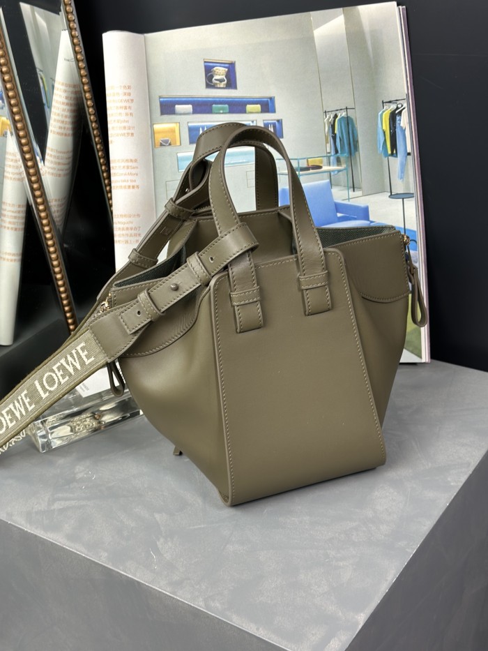 Handbags LOEWE 𝘏𝘢𝘮𝘮𝘰𝘤𝘬 size:20.8-19.5-14.5 cm