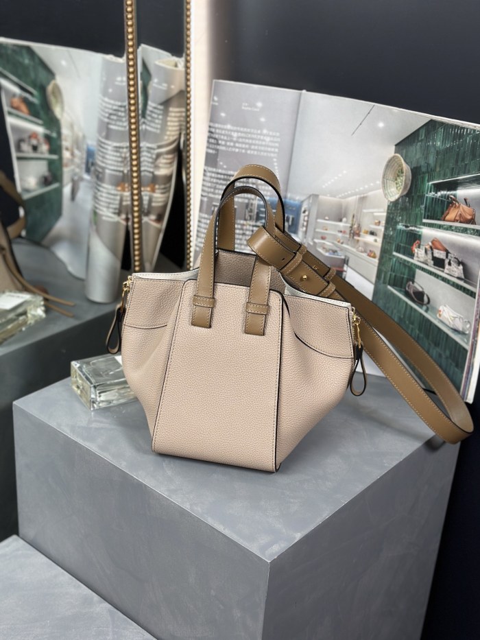 Handbags LOEWE 𝘏𝘢𝘮𝘮𝘰𝘤𝘬 size:20.8-19.5-14.5 cm