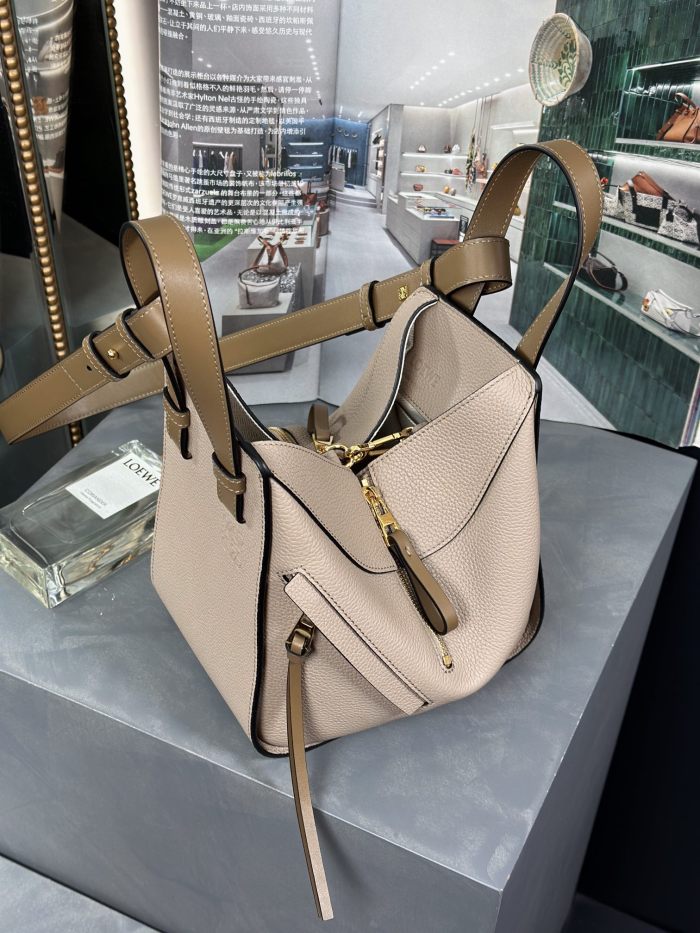 Handbags LOEWE 𝘏𝘢𝘮𝘮𝘰𝘤𝘬 size:20.8-19.5-14.5 cm