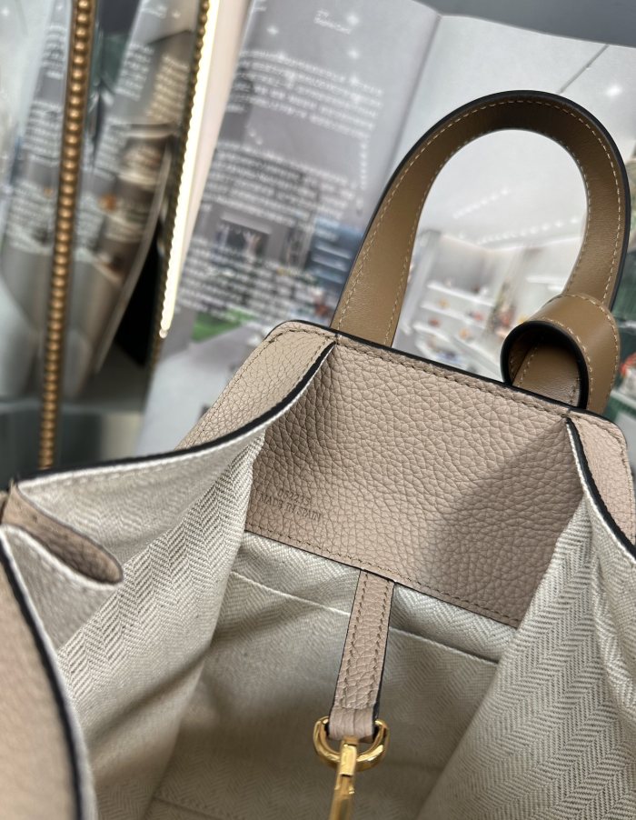 Handbags LOEWE 𝘏𝘢𝘮𝘮𝘰𝘤𝘬 size:20.8-19.5-14.5 cm