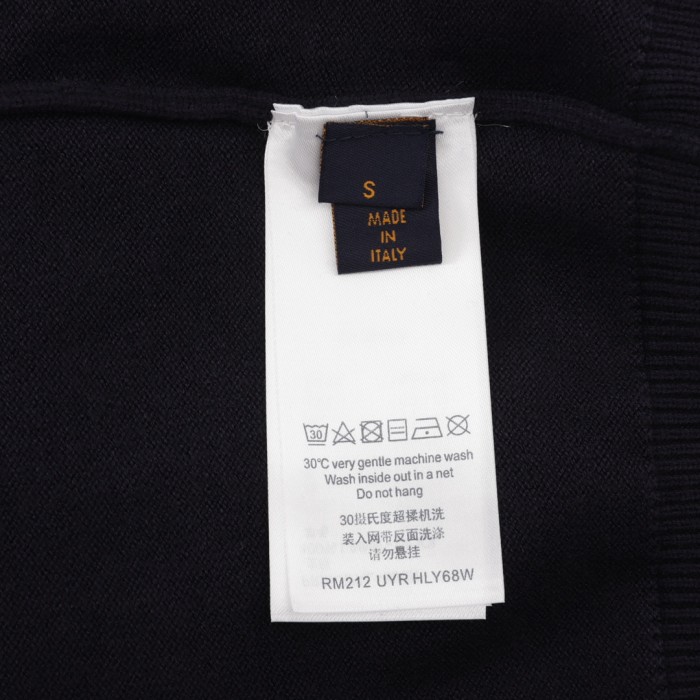 Clothes LOUIS VUITTON 909