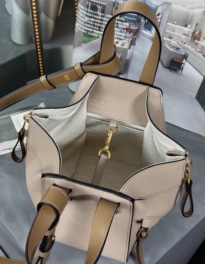 Handbags LOEWE 𝘏𝘢𝘮𝘮𝘰𝘤𝘬 size:20.8-19.5-14.5 cm