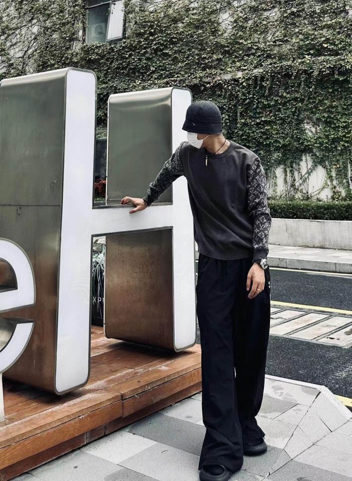 Clothes LOUIS VUITTON 908