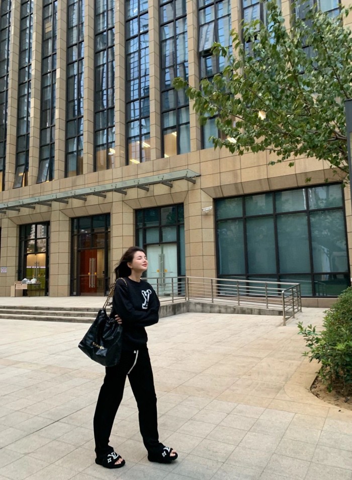 Clothes LOUIS VUITTON 912