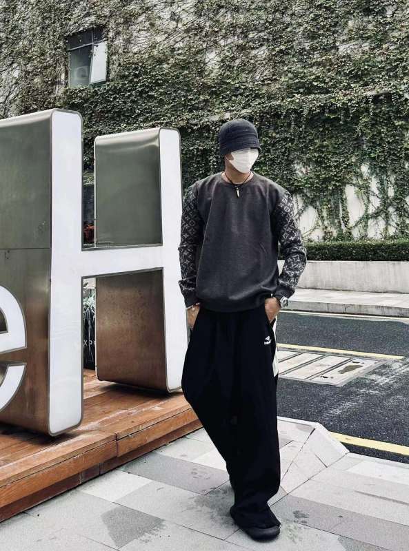 Clothes LOUIS VUITTON 908