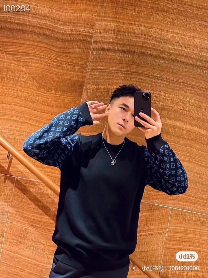 Clothes LOUIS VUITTON 909