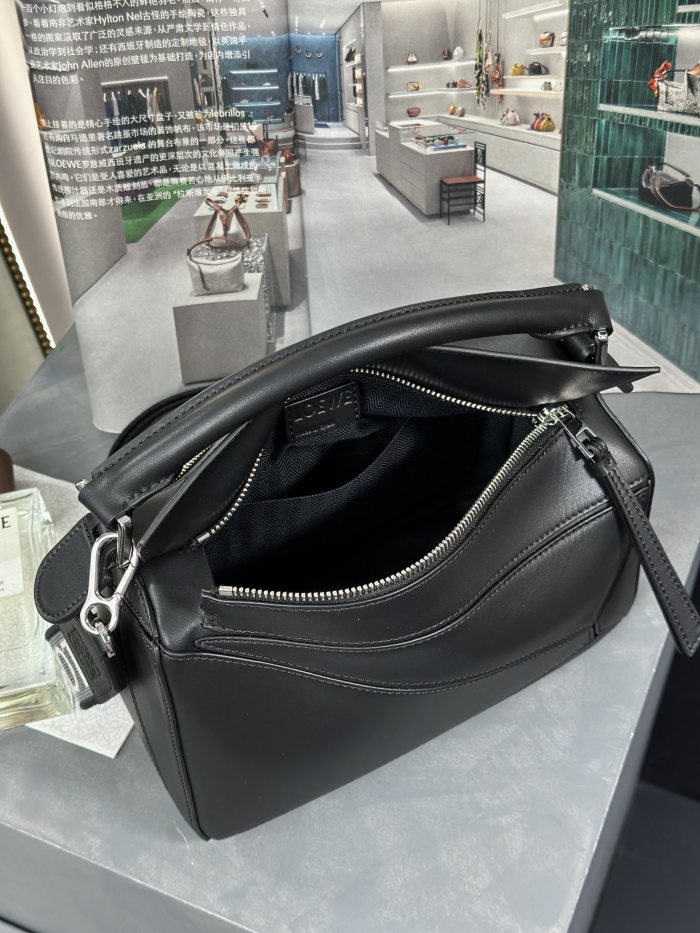 Handbags LOEWE 𝓟𝓾𝔃𝔃𝓵𝓮 size:24-16.5-10.5 cm