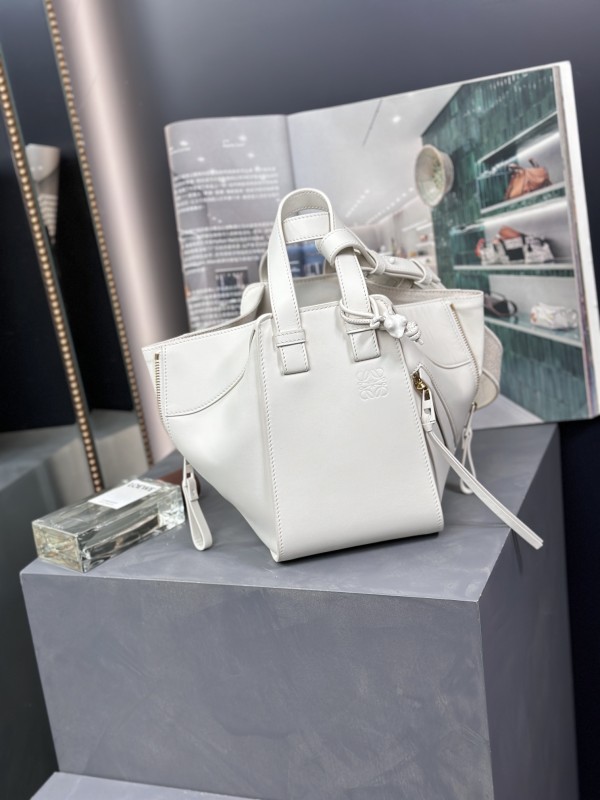 Handbags LOEWE 𝘏𝘢𝘮𝘮𝘰𝘤𝘬 size:20.8-19.5-14.5 cm
