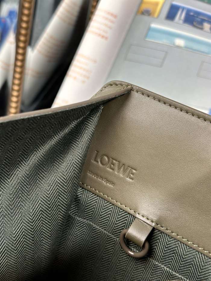 Handbags LOEWE 𝘏𝘢𝘮𝘮𝘰𝘤𝘬 size:20.8-19.5-14.5 cm