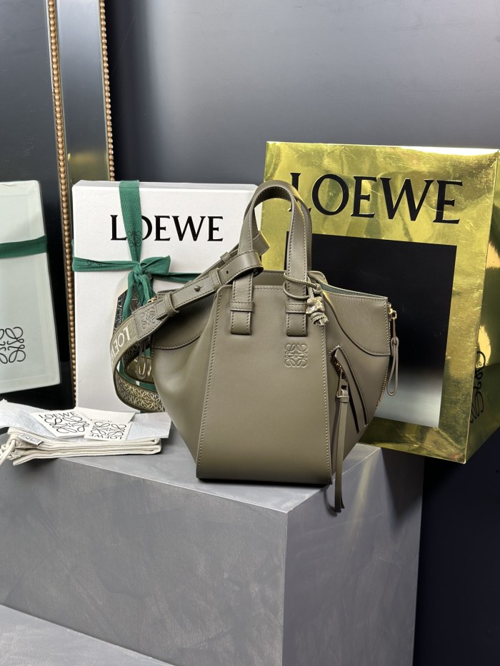 Handbags LOEWE 𝘏𝘢𝘮𝘮𝘰𝘤𝘬 size:20.8-19.5-14.5 cm