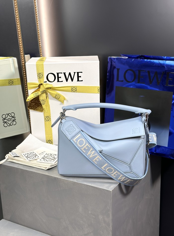 Handbags LOEWE 𝓟𝓾𝔃𝔃𝓵𝓮 size:24-16.5-10.5 cm